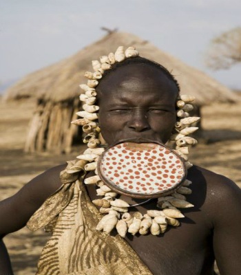Kỳ quái tục lệ đeo đĩa môi ở bộ tộc châu Phi - 8 Minh Anh