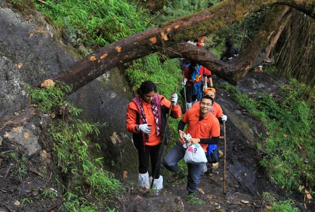 Mọi người đều hào hứng khi được leo núi.