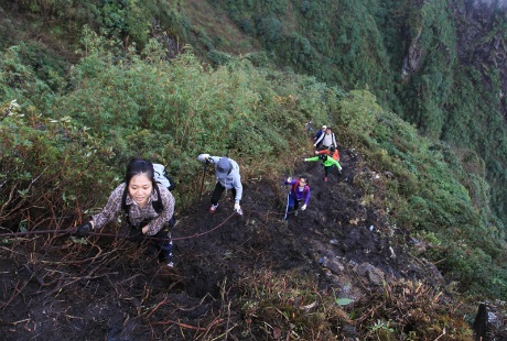 Một trong những quãng đường nguy hiểm phải leo bằng dây tại độ cao 2700 mét.