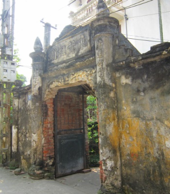 Hiện trong làng Đông Ngạc vẫn còn tồn tại rất nhiều chiếc cổng cổ kính.