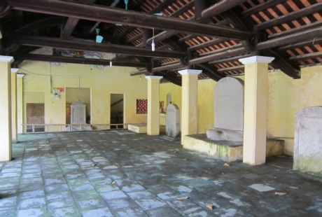 Những tấm bia đá được lưu giữ ở đình làng Đông Ngạc.