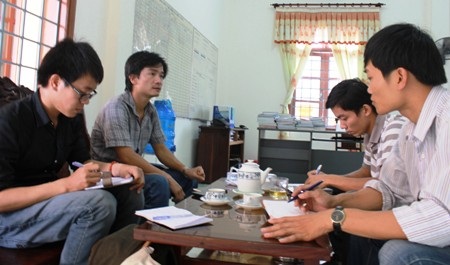 Anh Nguyễn Vũ Điệp trao đổi với các PV về tình hình của các thuyền viên tàu Sunrise 689.