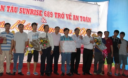 Lãnh đạo tỉnh Quảng Trị và Công ty Hưng Phát tặng quà cho các thủy thủ