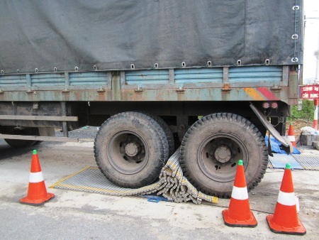 Tấm dẫn hướng bị cuốn vào lốp xe