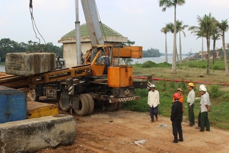 Khối sắt rất lớn rơi trúng cabin khiến công nhân lái máy bị trọng thương 