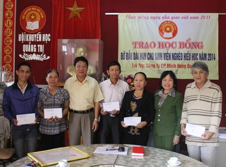 Đại diện gia đình thay mặt các sinh viên nhận học bổng từ nhà tài trợ.