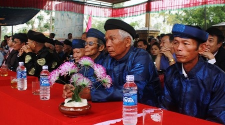 Rất đông các cụ cao tuổi tham gia hội bài chòi