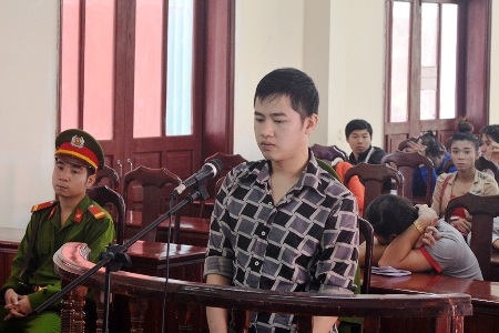 8 năm tù cho nam ca sĩ hát rong vì đâm chết bạn diễn - 1 Bị cáo Học tại phiên tòa