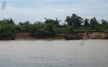 Các thuyền hút cát một cách ngang nhiên, khiến nhiều đoạn bờ sông bị sạt lở nghiêm trọng