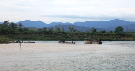 Các thuyền hút cát một cách ngang nhiên, khiến nhiều đoạn bờ sông bị sạt lở nghiêm trọng