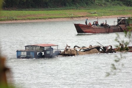 Sau quá trình móc ruột lòng sông, các thuyền chở đầy ắp cát quay trở về bãi tập kết