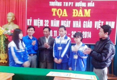 Học sinh nhặt được lắc vàng đem trả lại người mất - 1 Hành động của hai em học sinh là tấm gương sáng để các em khác học tập