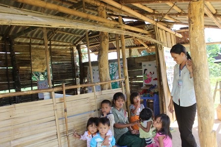 Xót xa cảnh dạy học trong túp lều cũ nát