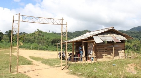 Trường nằm giữa bãi đất trống, cách xa nhà dân