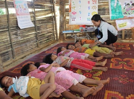 Trường nằm giữa bãi đất trống, cách xa nhà dân