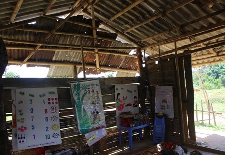 Phòng học trống hoác, không đủ sức che mưa