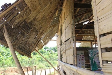 Phần vách đã bị mối, mọt tấn công