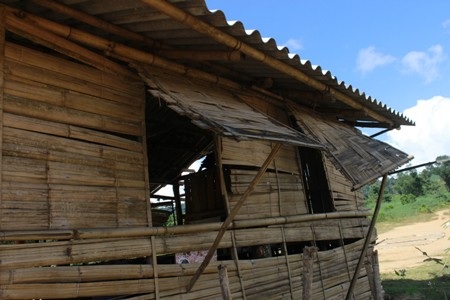 Trường nằm giữa bãi đất trống, cách xa nhà dân