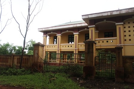 Bên trong được người dân tận dụng để củi và rơm rạ