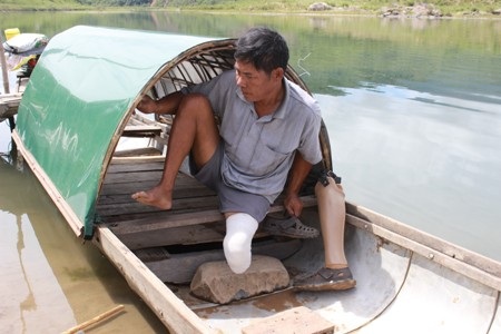 Đôi vợ chồng nghèo 15 năm “chở chữ” qua sông