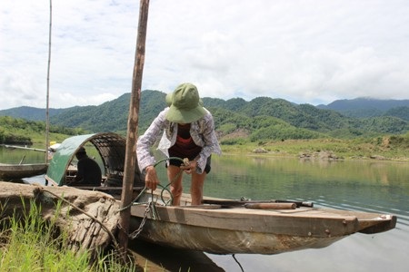 Đôi vợ chồng nghèo 15 năm “chở chữ” qua sông