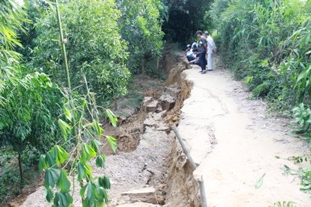 Tuyến đường dân sinh bị đứt gãy một đoạn dài gần 100m