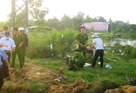 Cơ quan công an tiến hành khám nghiệm tử thi để điều tra nguyên nhân