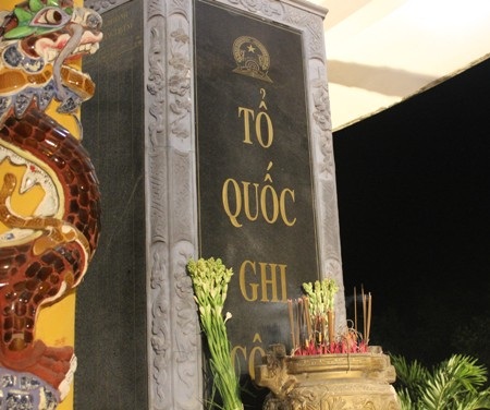 Dâng hương, dâng hoa tri ân các anh hùng liệt sĩ