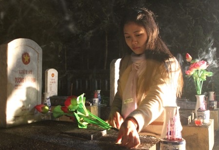 Dâng hương, dâng hoa tri ân các anh hùng liệt sĩ