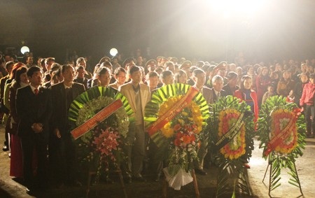 Dâng hương, dâng hoa tri ân các anh hùng liệt sĩ