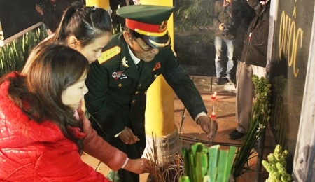Dâng hương, dâng hoa tri ân các anh hùng liệt sĩ