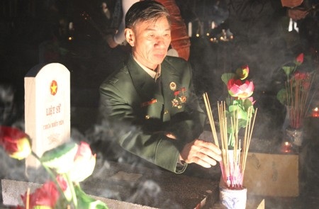 Dâng hương, dâng hoa tri ân các anh hùng liệt sĩ