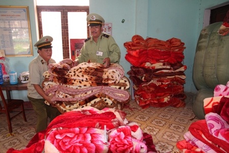 Lực lượng chức năng tiến hành xử lý số hàng vi phạm