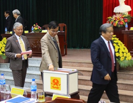 Các đại biểu tiến hành bỏ phiếu tín nhiệm đối vơi 13 chức danh.