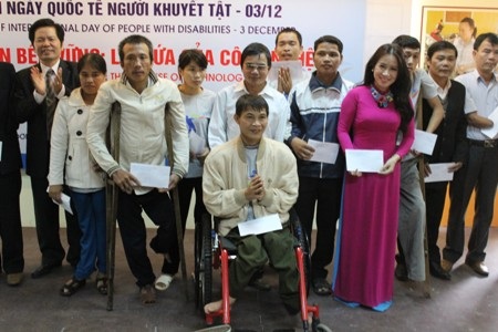 Tặng quà động viên những người khuyết tật