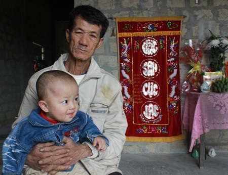 Mỗi khi nhìn cháu cười, lòng ông Đợi cảm thấy như xát muối