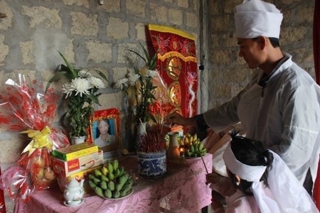 Mỗi khi nhìn cháu cười, lòng ông Đợi cảm thấy như xát muối