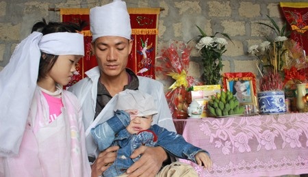 Vợ mất sớm, để lại cho anh Điểu một mình nuôi hai đứa con thơ dại