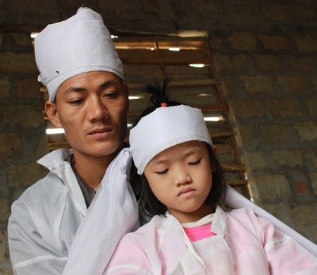 Mỗi khi nhớ mẹ, bé Như lại tiến đến bàn thờ, mắt nhìn chăm chăm vào di ảnh