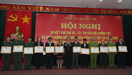 Ông Lê Hữu Phúc, Bí thư Tỉnh ủy Quảng Trị trao bằng khen cho các tập thể và cá nhân 