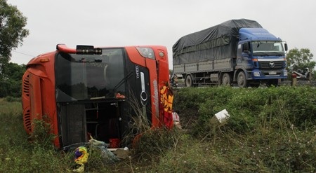 Chiếc xe khách lao xuống hành lang bên đường rồi lật nghiêng