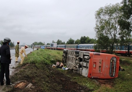 Gần 30 hành khách trên xe may mắn thoát chết 