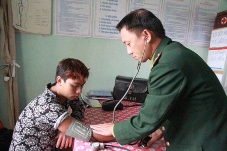 Cán bộ biên phòng kiểm tra sức khỏe các thuyền viên