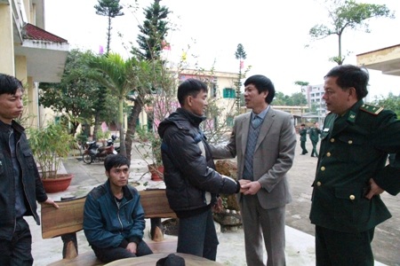 Cán bộ biên phòng kiểm tra sức khỏe các thuyền viên