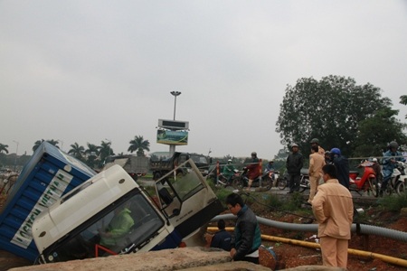 Đầu xe cắm vào các khối bê tông công trình