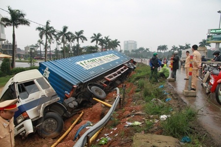 Xe container đang lưu thông thì mất lái rồi bị lật nghiêng bên đường