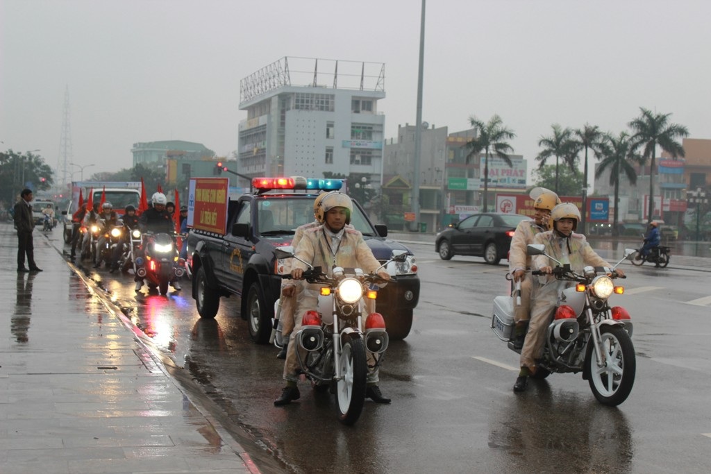 Quảng Trị: Phấn đấu giảm thiểu số người chết và bị thương do tai nạn giao thông - 3 Các lực lượng diễu hành tuyên truyền về an toàn giao thông