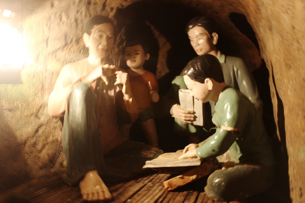 Trong lòng địa đạo có những căn hầm dành cho gia đình sinh hoạt