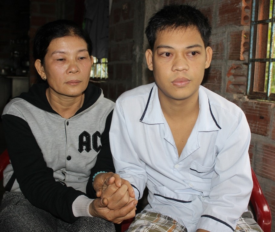 Từ ngày phát hiện bệnh, tinh thần của Hùng bị suy sụp, sức khỏe ngày càng yếu dần, da dẻ tái nhợt