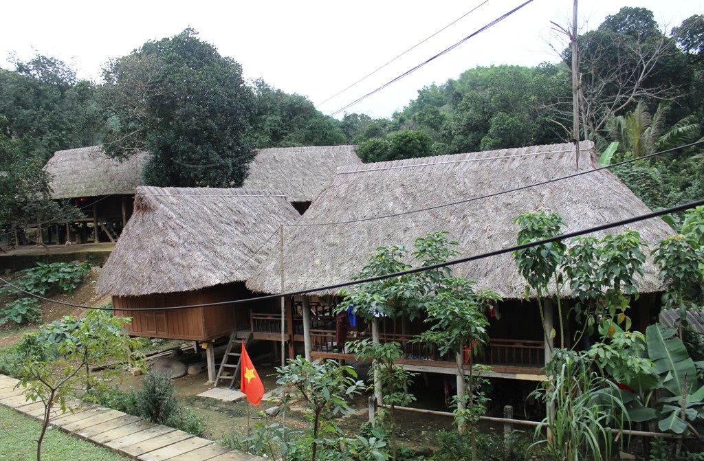 Bà Đai tỏ vẻ phấn khởi vì đã lâu lắm rồi mới được sinh hoạt trong ngôi nhà sàn truyền thống